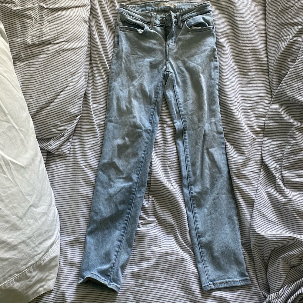 light wash levi jeans